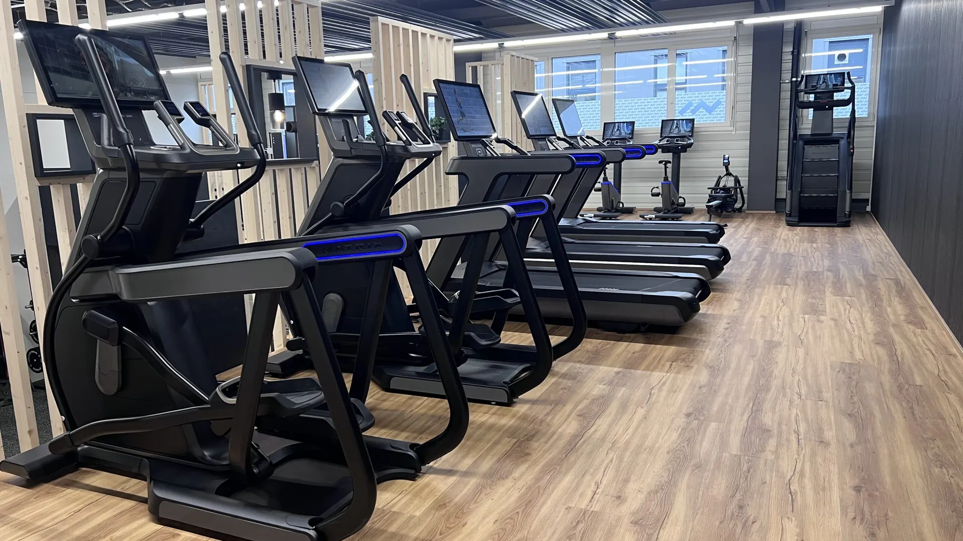 Cardiobereich mit modernen Geräten bei IN MOTION