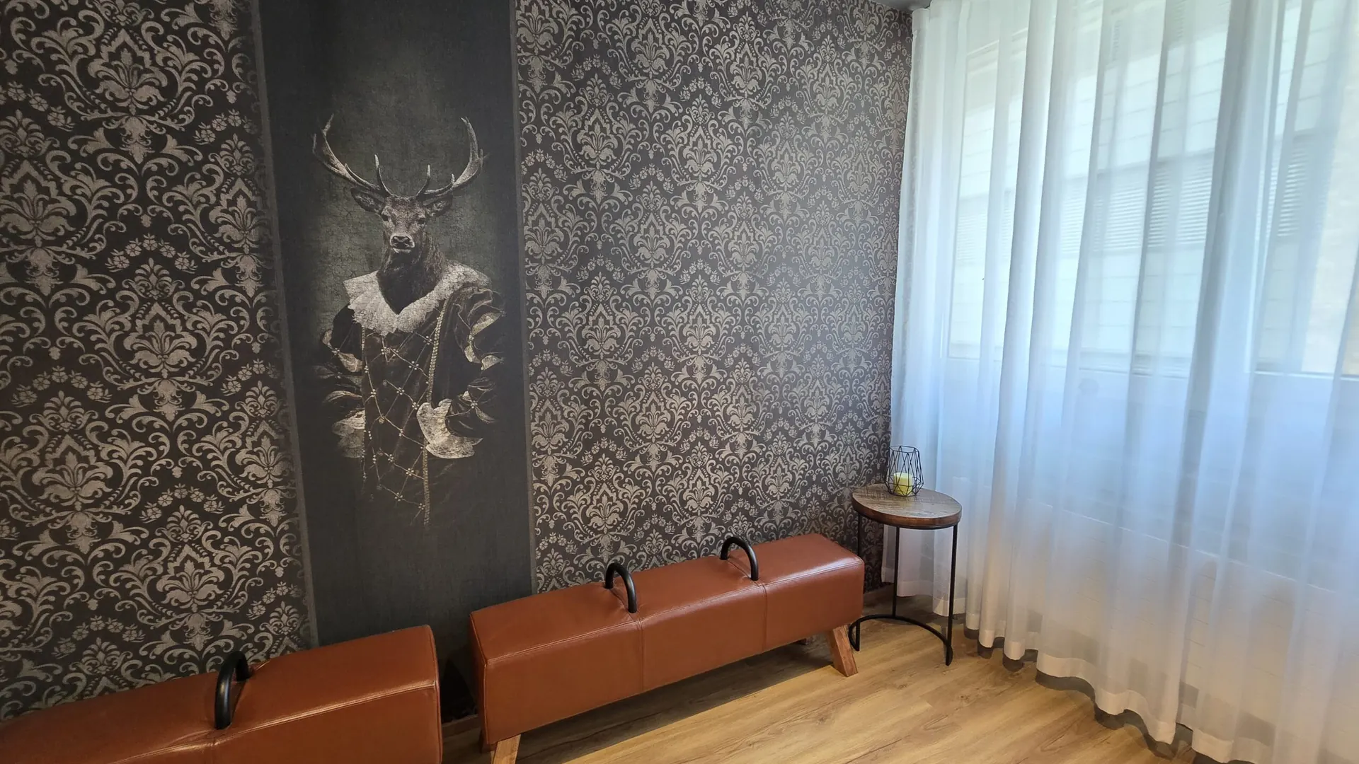 Garderobe und Lounge bei IN MOTION