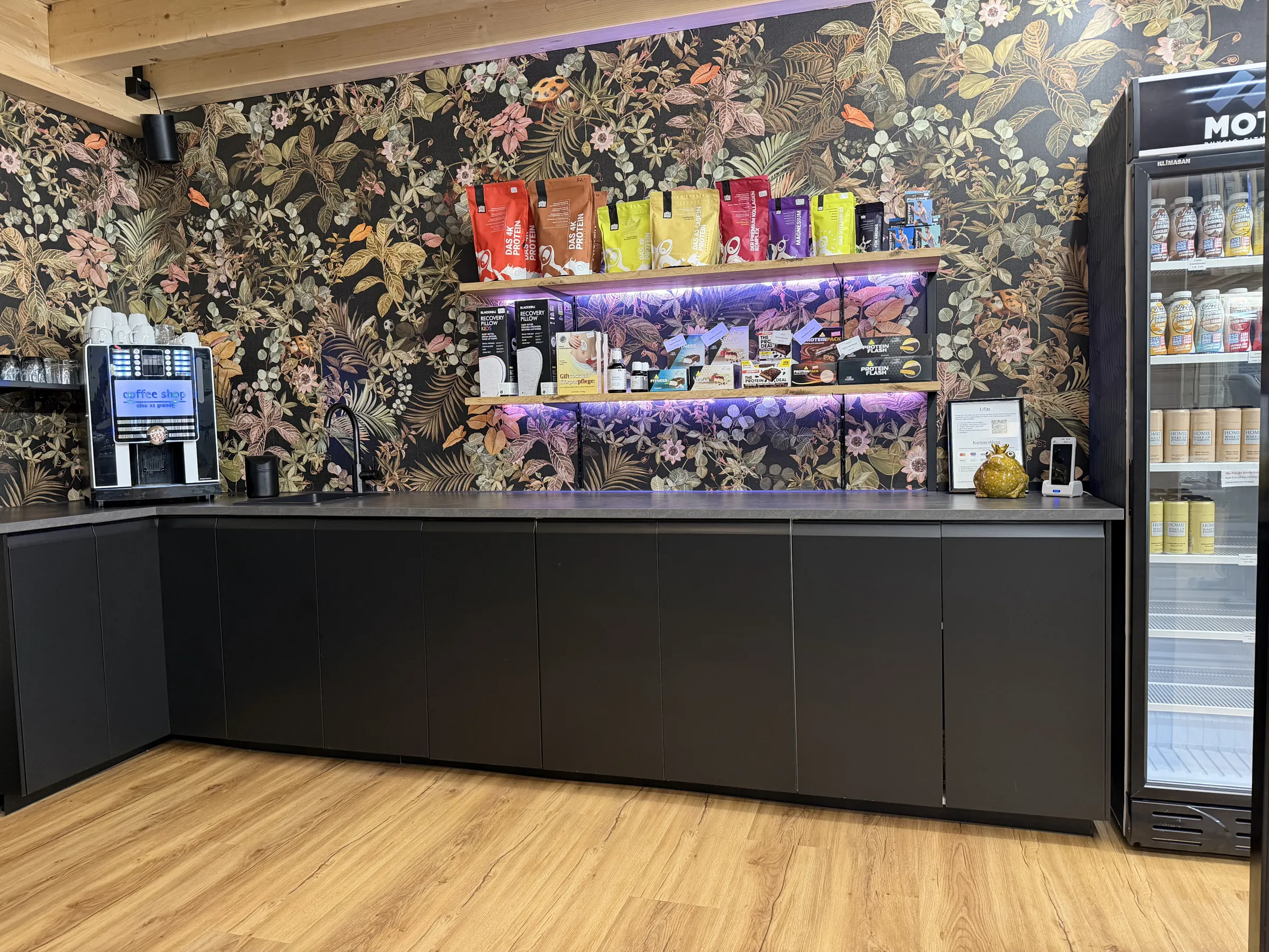 Kaffeebar mit Getränken und Snacks bei IN MOTION