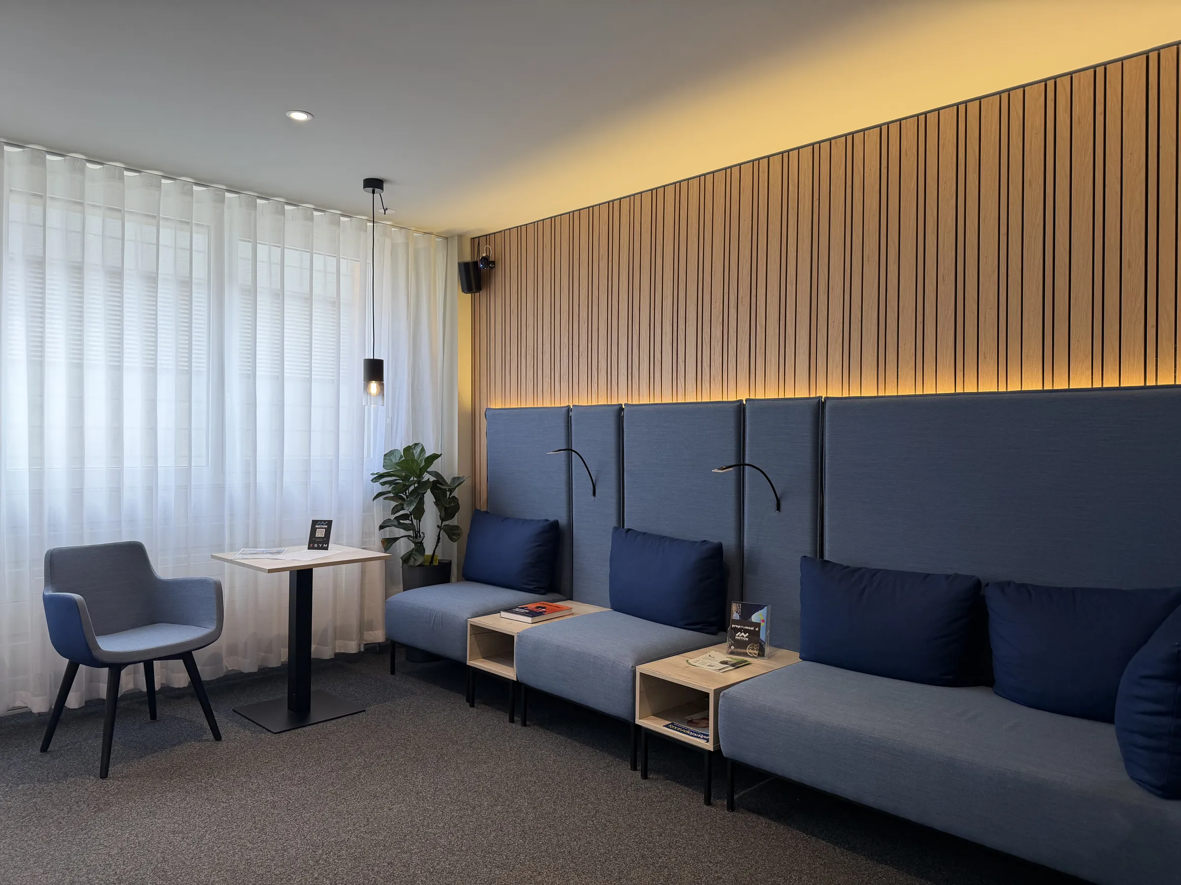 Lounge mit Sitzecke bei IN MOTION in Eschen