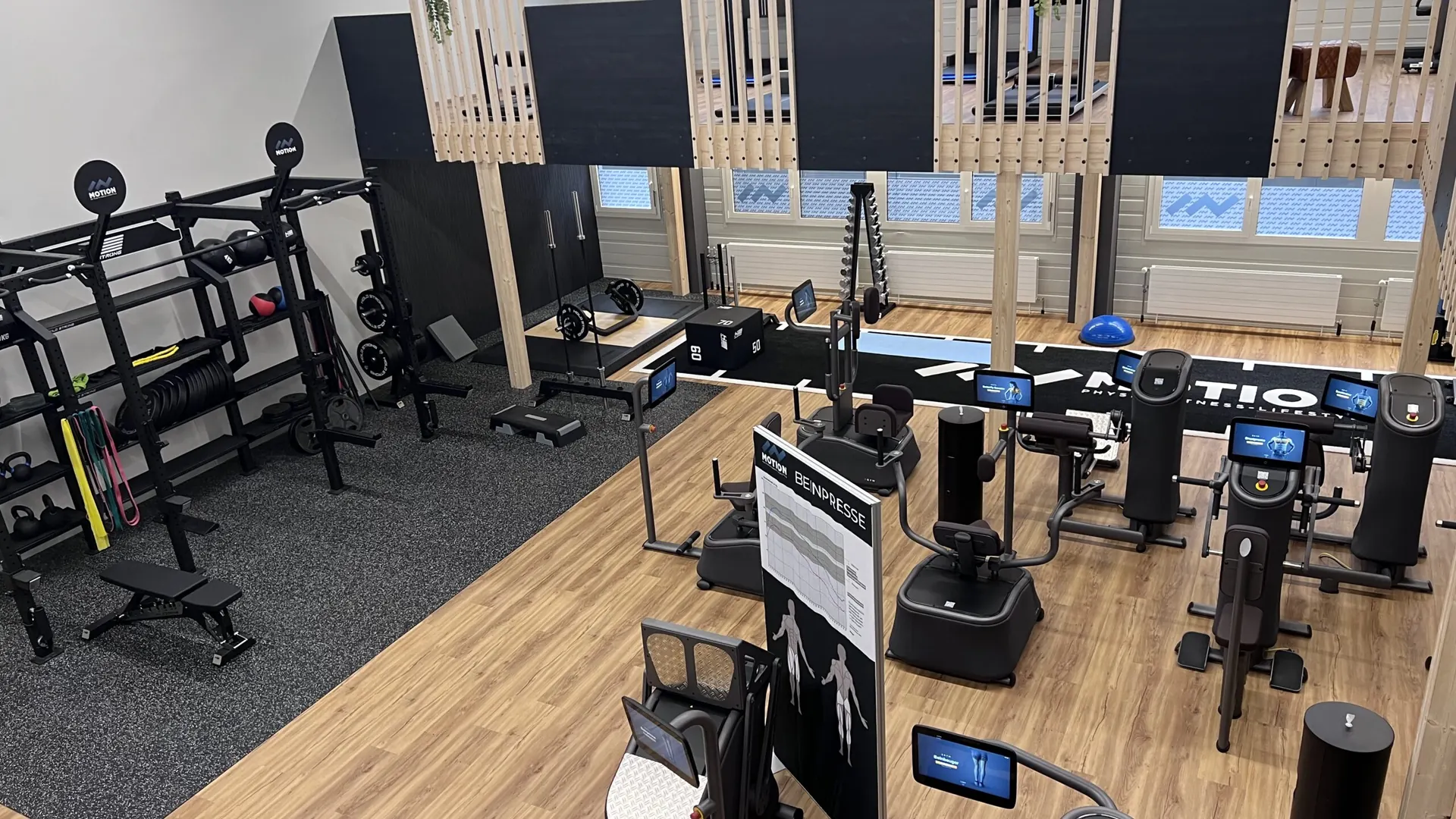 Functional-Bereich mit Hanteln und Racks bei IN MOTION